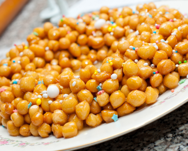 Foto della pignolata, anche conosciuta come struffoli, un dolce tipico italiano del sud italia